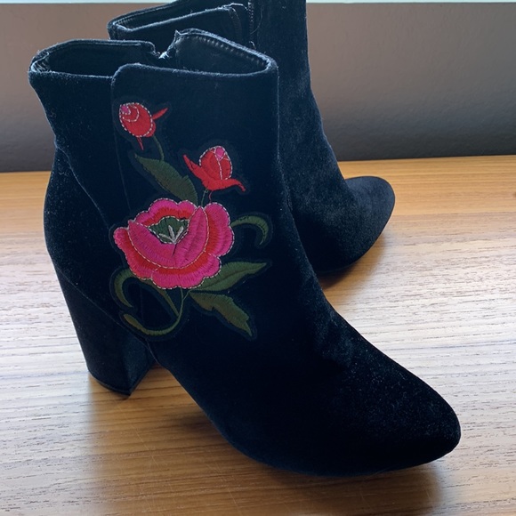 Hot Kiss black floral embroidered ankle boots NWOT - Picture 3 of 6